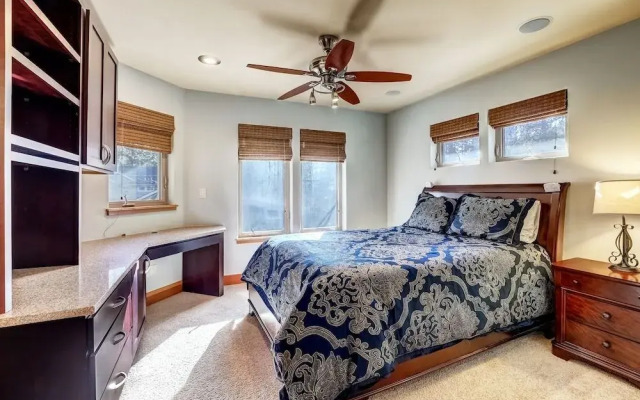 Stunning Forest Retreat - Walk to Upper Truckee River!