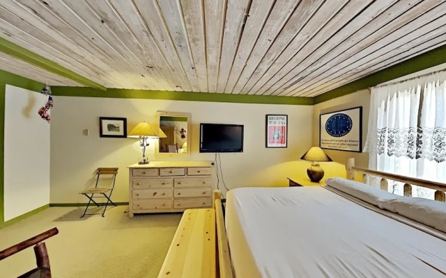 Beautiful One Bedroom Condo! Just Steps to Mammoth Mountain with Fully Equipped Kitchen! by RedAwning