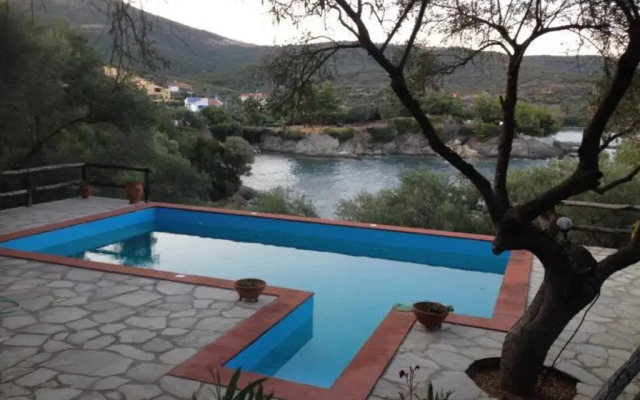 Villa Valia: Traditional Luxurious Residence
