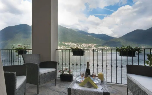 Terrace directly on Lake Como