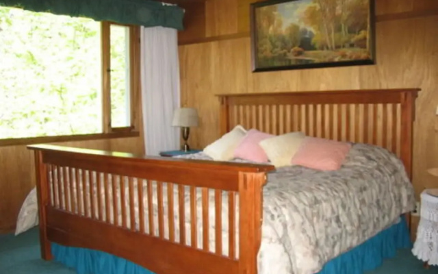McKenzie River Inn B&B and Cabins