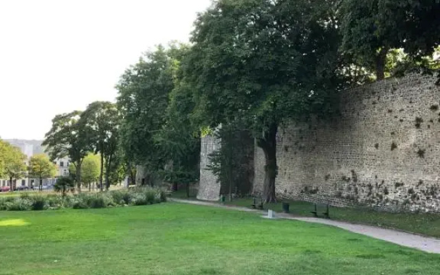 Face aux remparts
