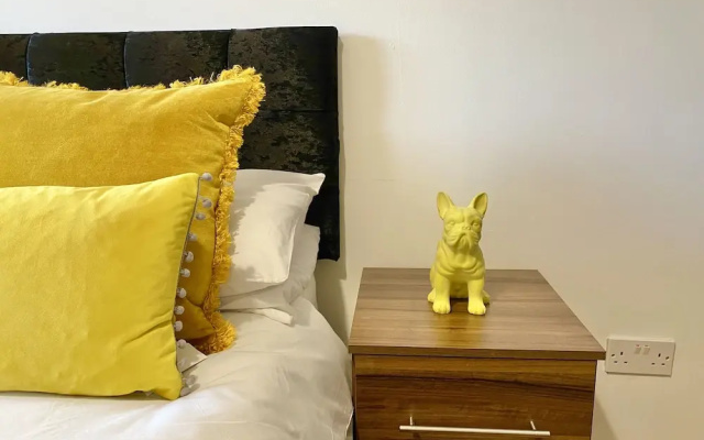 3-bed Townhouse Parking Deep Cleaned