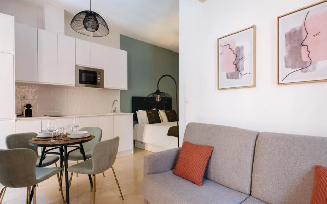 Chiqui and Vicente Bright Apartment