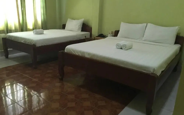 Pra-Tna Guest House and Coffee