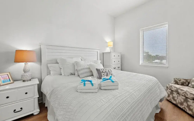 Remarkably Updated 3/2 in Seagrove Highlands - Gulf Views Sleeps 9!