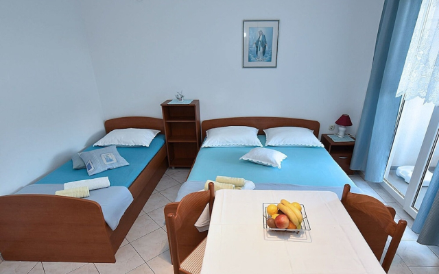 Apartments Mandre Near sea
