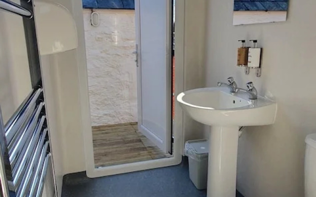 Campsite - The Ring Pub Glamping Pods
