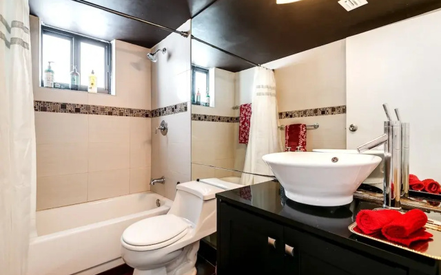 2 Bed2 Bath House with Backyard Jacuzzi