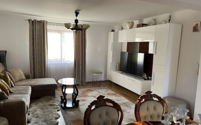 Bucovina-mountainhouse-5br-fireplace-hottub-wifi
