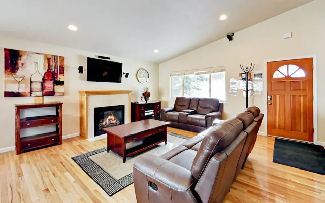Big South Lake Tahoe House w Hot Tub by RedAwning