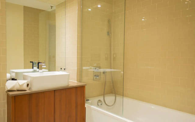 One Bed Apt in Lincoln Plaza, Canary Wharf