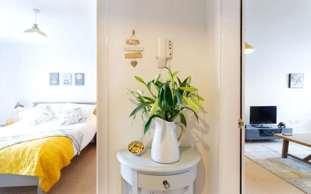 Luxury Apt. Next to Station