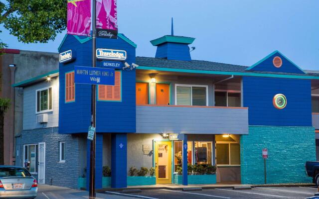 Отель Travelodge by Wyndham Berkeley США, Беркли - отзывы, цены и фото номеров - забронировать отель Travelodge by Wyndham Berkeley онлайн вид на фасад