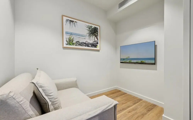 Beachfront 1-bed Flat With Pool & Gym Access