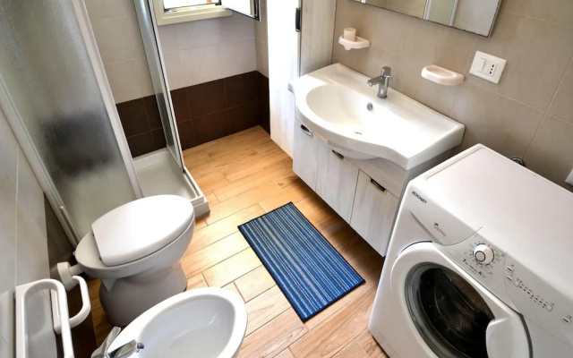 Air-conditioned Apartment Near The Beach With Spacious Balcony & Garden, Pets