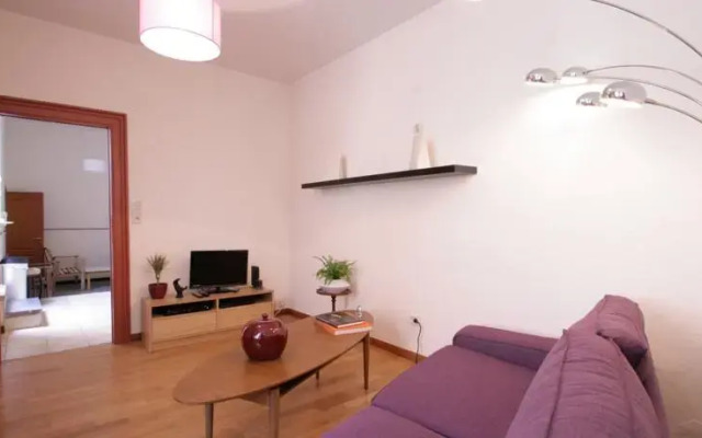 Trone Apartment