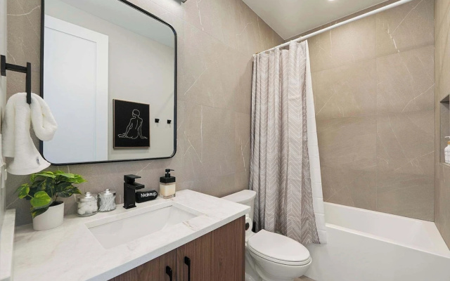 Modern 2BR 2BA Condo in Chicago