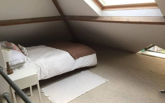 5 Bed House - Sleeps 15 - Pets - Garden - Parking