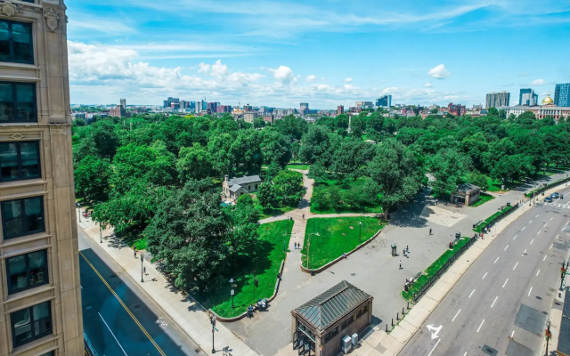 Gorgeous 1BR + View | Theatre District | Evonify