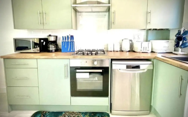 3-bedroom Gem in Manchester With Free Parking