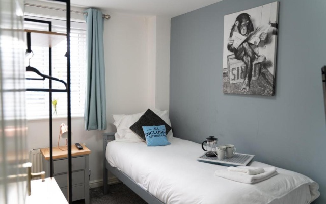 3 Smart TVs, Sleeps 3, VAN PARKING, Fast WIFI
