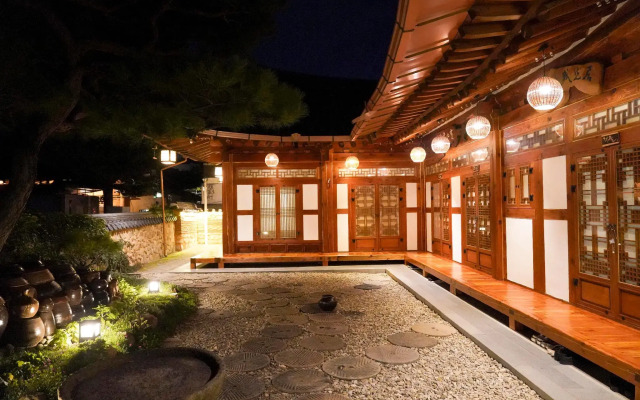 Jeonju Hanok Maeul Samrakheon Hanok