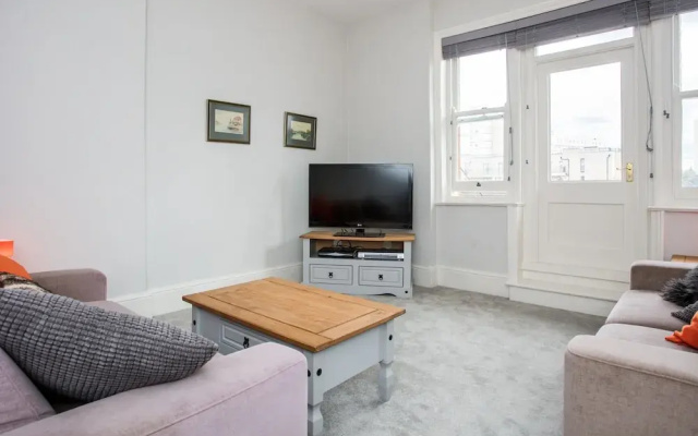 3 Bedroom Apartment by Battersea Park