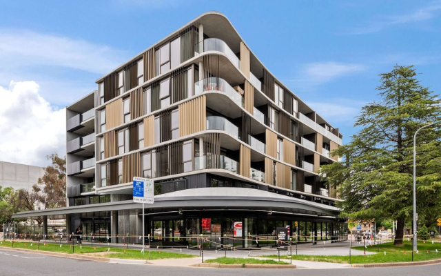 Impeccable Braddon Studio With Outdoor Dining