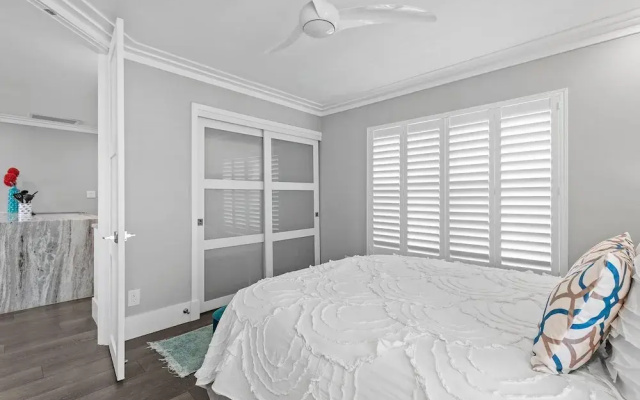 Colony Beach Club 250