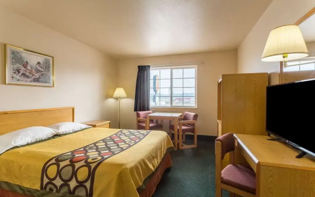 Super 8 Hamilton