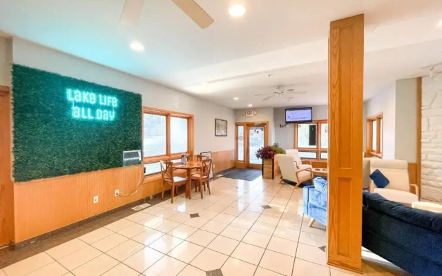 Lake Bluff Inn and Suites