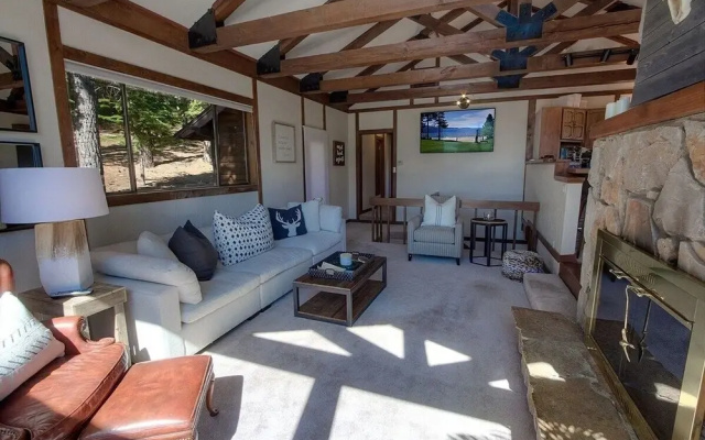 Inclining View 3 Bedroom Home by RedAwning