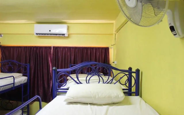 Home Hug Hostel - Adults
