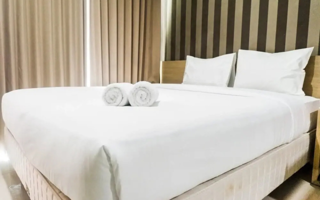 Spacious Studio Room at the Square Apartment