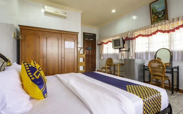 SPOT ON 1896 Hotel Mahkota Pantai