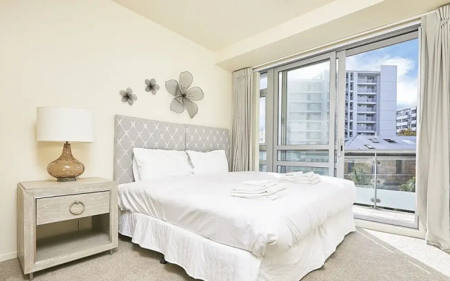 QV Spacious Bright Apartment with Balconies and Parking - 932