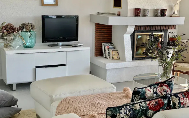 Stunning 6-bed Villa in Etoy