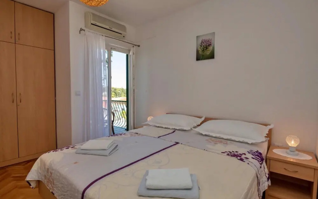 Amazing Home in Makarska With Wifi and 6 Bedrooms