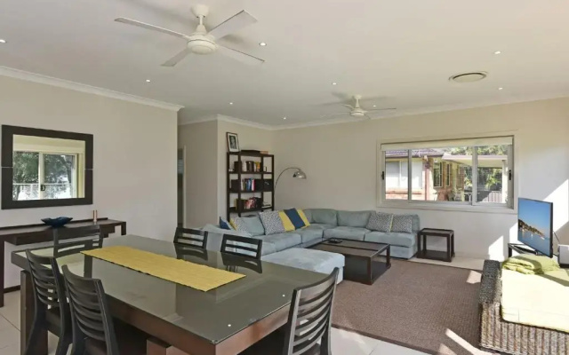 Wangi Lakehouse - renovated Lake Macquarie lakefront Location