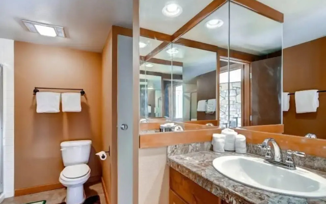3 Bedroom Mountain Condo in Lakeside Village Near Keystone Lake with Complimentary Shuttle Service