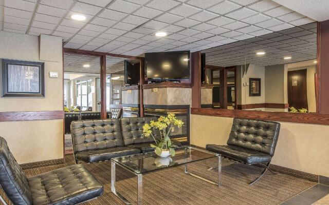 Отель Econo Lodge South Calgary Канада, Калгари - отзывы, цены и фото номеров - забронировать отель Econo Lodge South Calgary онлайн вид на фасад