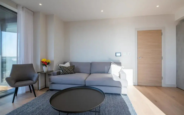 Modern Family Home close to Victoria Station