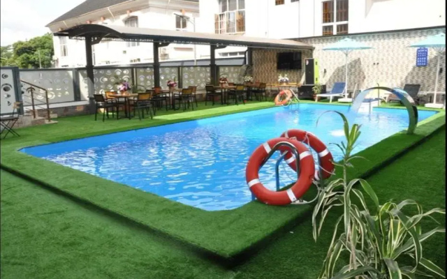 Springhill Hotel & Suites