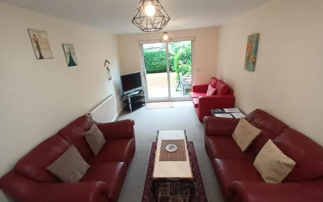 Central Modern Apartment with Free Parking And Private Garden