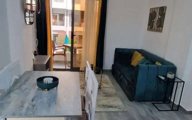 1 Bed Apartment Sleeps 2 - Communal Pool - Parking