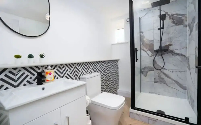 Modern 5 Bed-2 Bath Apartment