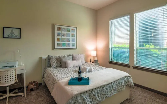 Beautiful & Modern Memorial Home - Near Everything