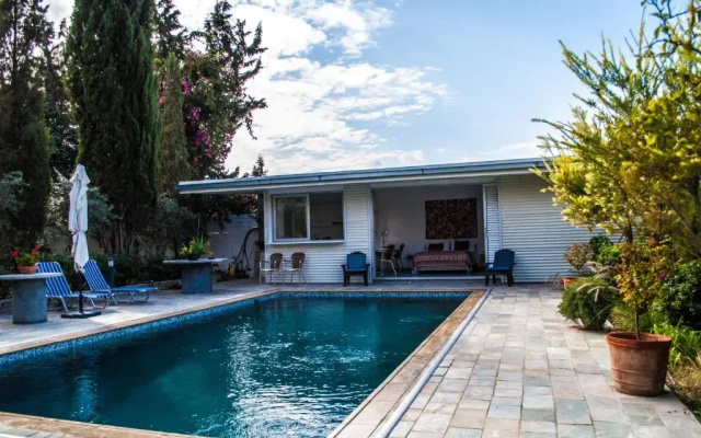 Idyllic studio with private pool