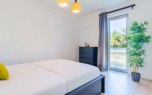 Deluxe Beach Apartment Swimming Pool